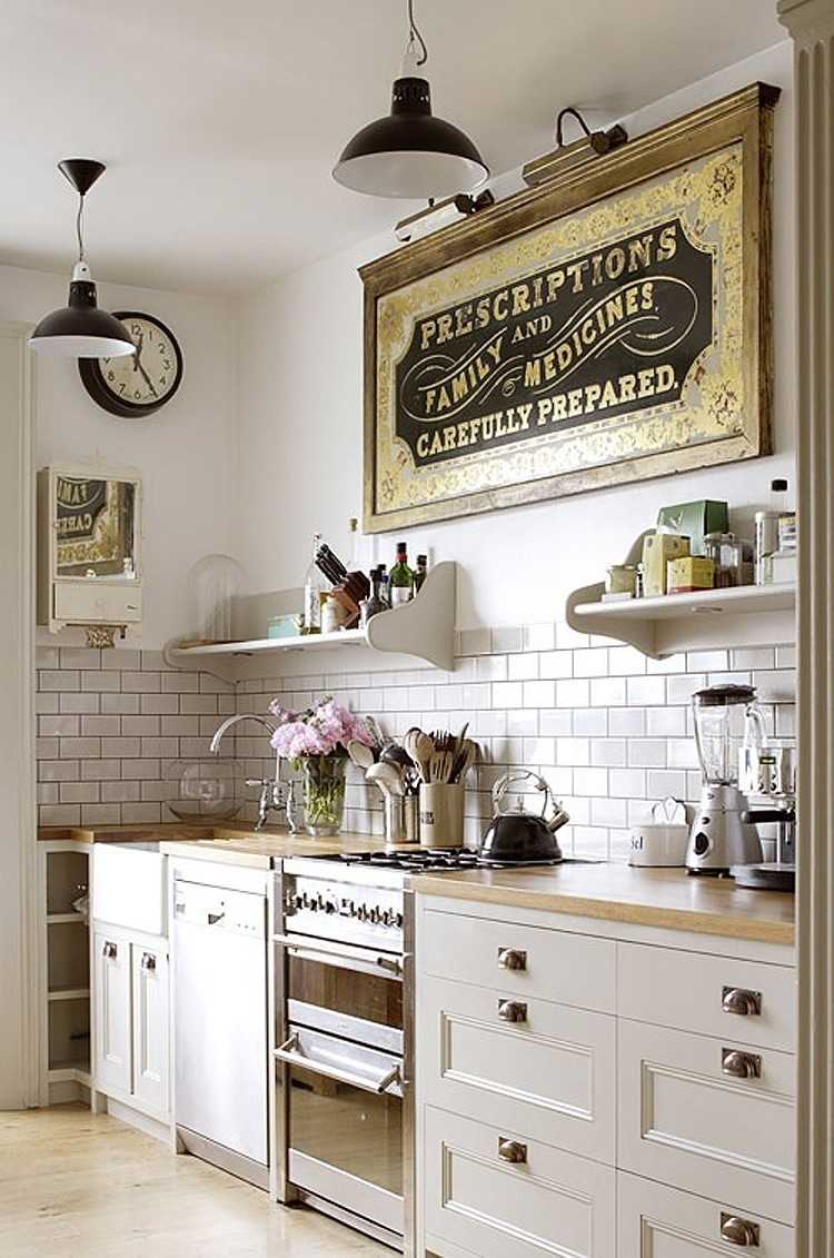 kök-lantlig stil-inredning-vintage-vitt-kök väggplattor-hängande lampor-väggklocka