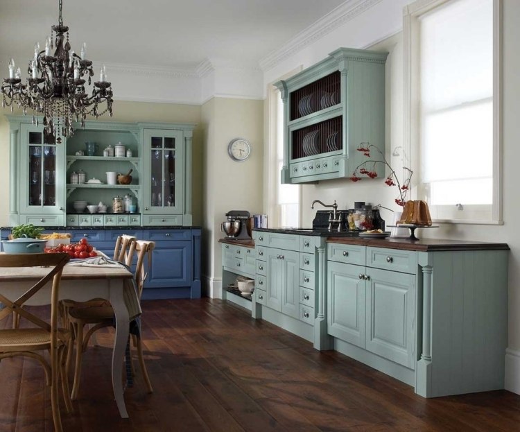 kök-lantlig stil-inredning-vintage-trä-golvbrädor-blå-grå-ljuskrona-kök-skåp