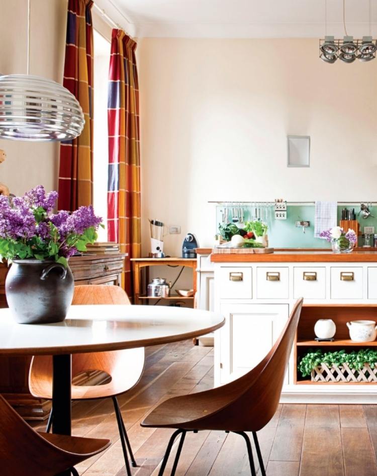 kök-lantlig stil-inredning-vintage-kök-skåp-stolar-golvbräda-trä