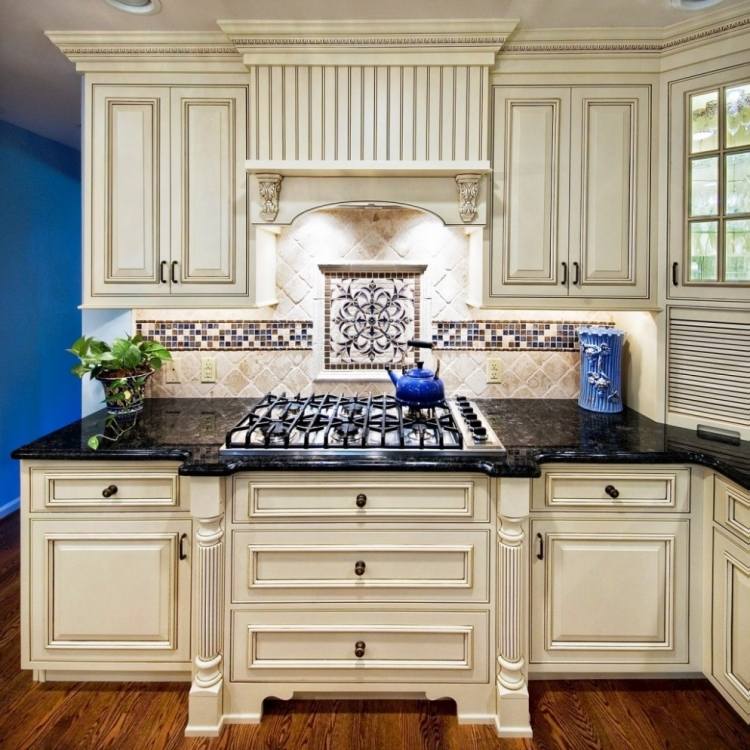 kök-lantlig stil-inredning-vintage-vit-kök väggplattor-bänkskiva-svart-granit