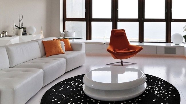modern lägenhet polen vardagsrum vit orange accenter
