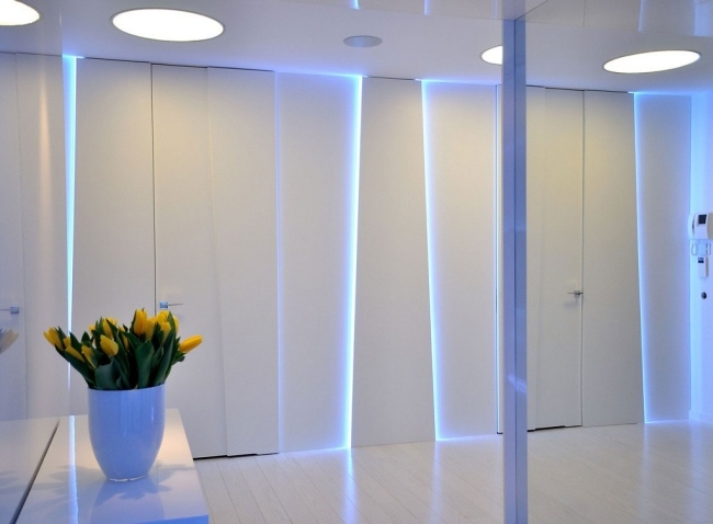 modern lägenhet ledd atmosfär belysning blå vit garderob