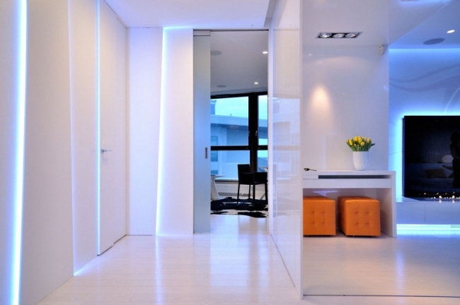 led ljuseffekter blå vita väggar modern lägenhet