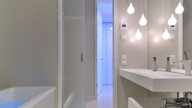 vit badrumsdesign moderna hängande lampor