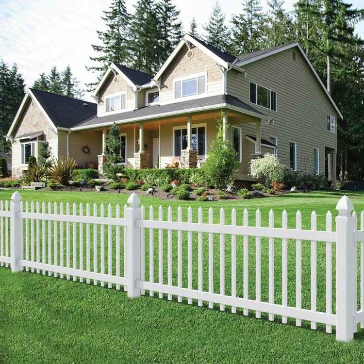 Skapa en klassisk gräsmatta med vita stavar med ett staket på gården