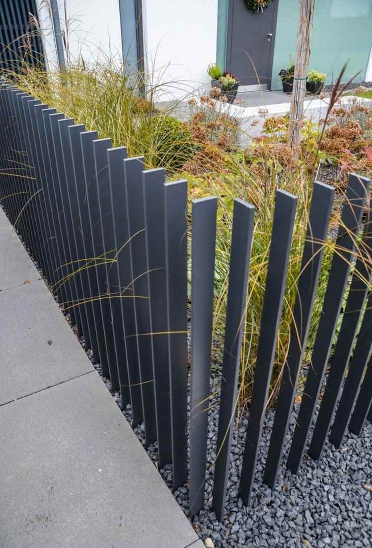 Staket i trädgården design modern-metall-lameller-grå-grus-graeser-deco