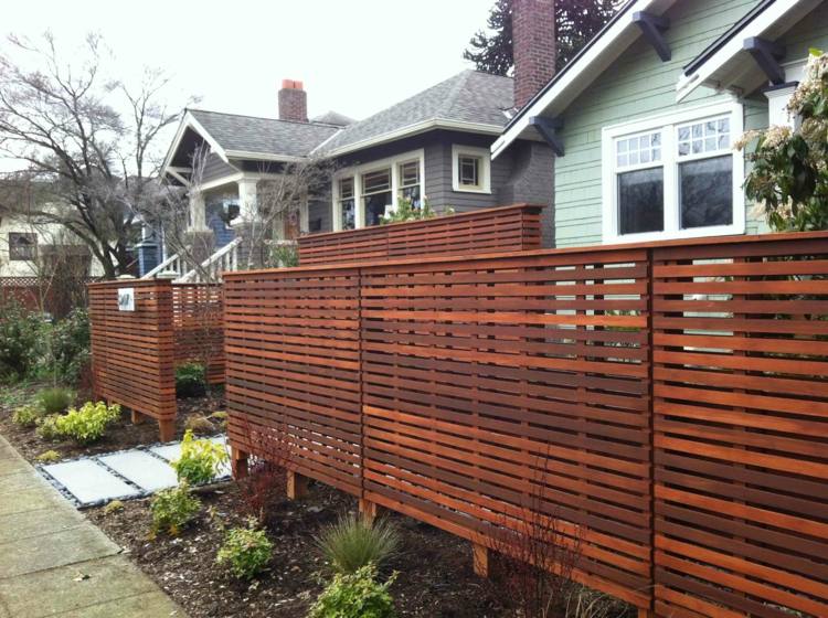 staket-fram-trädgård-design-brun-naturligtvis-trä-lamellära-sängar-dekorera