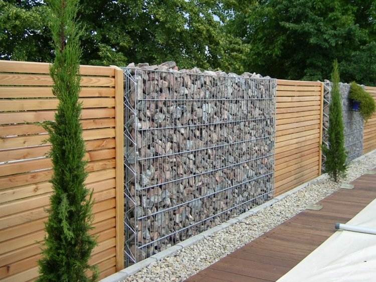 staket-framgård-design-gabion-sekretess-skydd-stenar-trä-vintergröna-grus