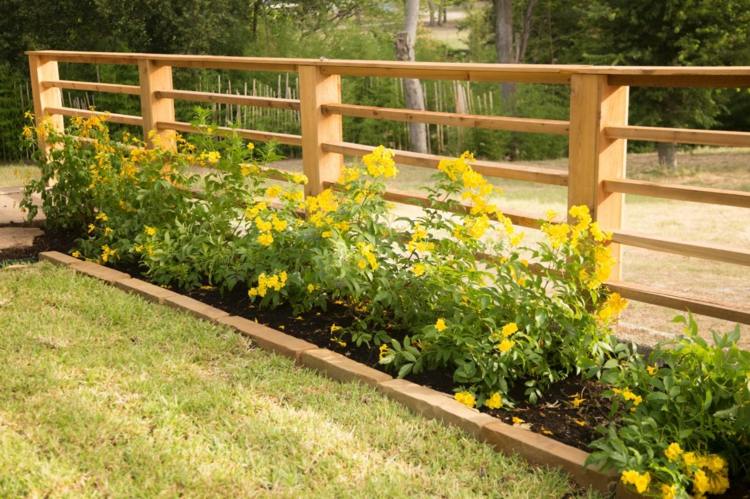 staket-framgård-design-trä-staebe-rabatt-gul-blommor