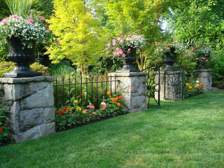 staket-trädgården-design-sten-pelare-metall-smidesjärn-sammanflätade-rabatter-planter