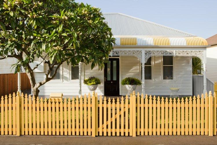 staket-fram-gård-design-beige-klassisk-trä-grind-vintage-hus