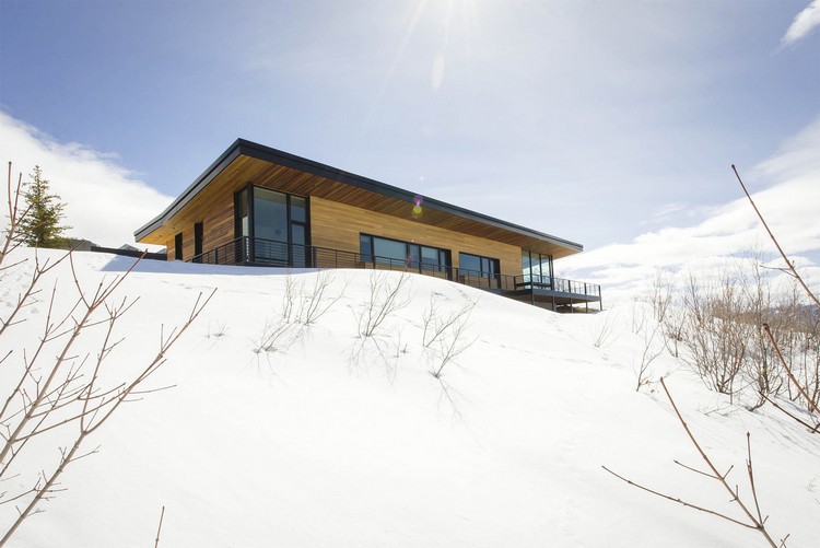 Berghaus cederträ fasad kontrast snö