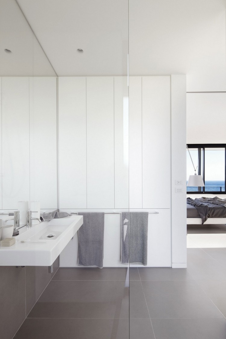 badrum-modern-vit-brun-spegel vägg-handfat