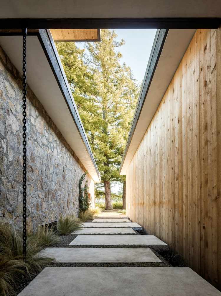 cederträ-natursten-vägg-gångväg-betong-plattor-grå-splint