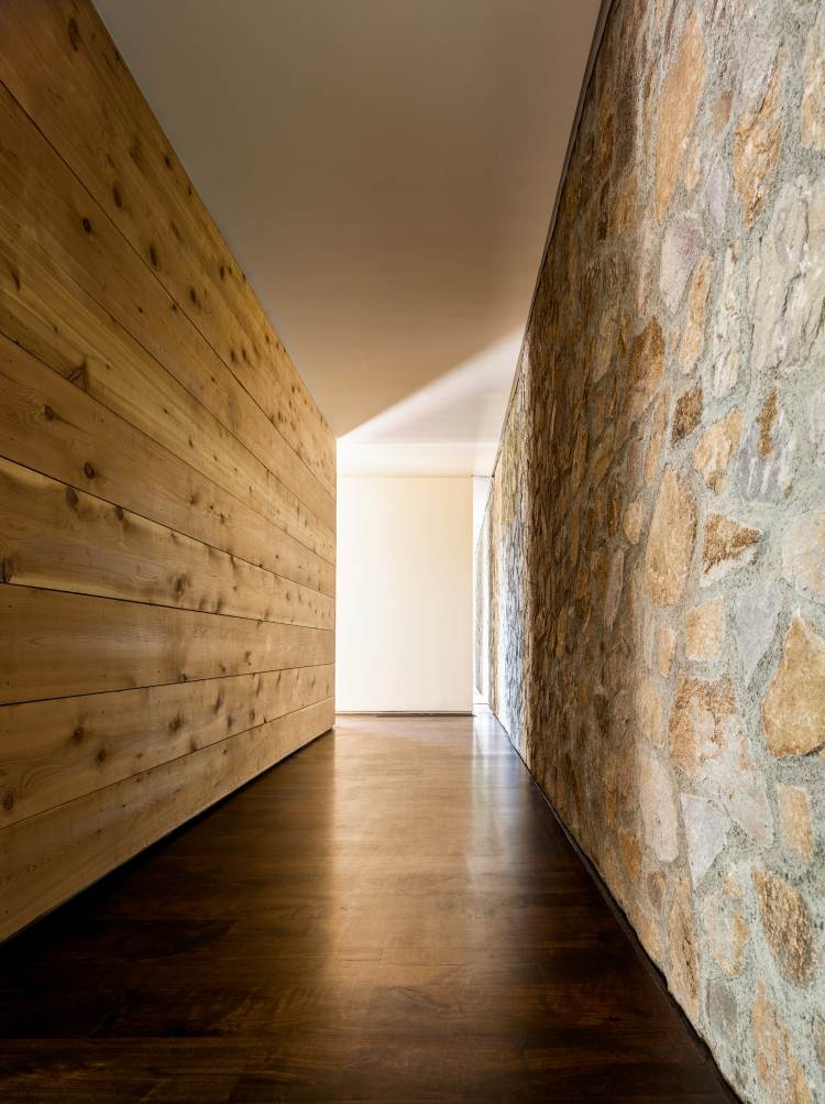 Cederträ, natursten-korridor-laminat-golv-dagsljus