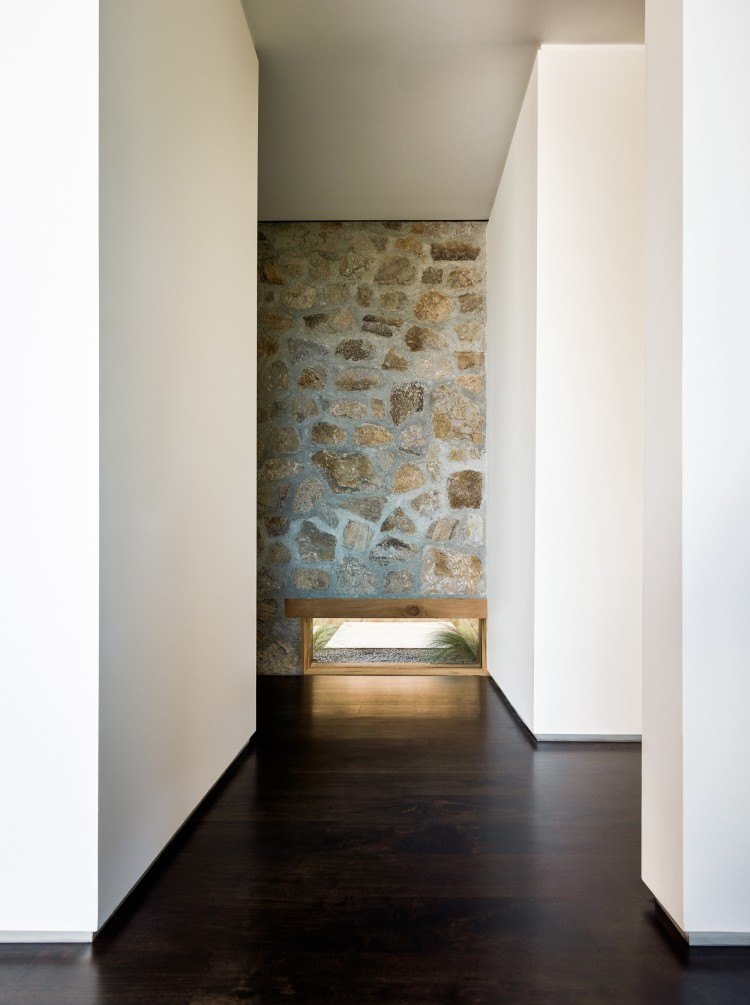 cederträ-natursten-vägg-vit-putsad-vägg