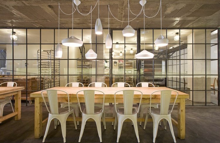 keramiska lampor hängande lampor-mellanmål-bageri-hall-fönster-skiljevägg-bord-trä-stolar-vit-blank