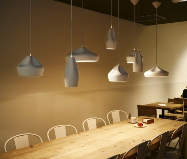 keramiska lampor grå-matt-hängande-lampor-inuti-e-post-grupp-trä-bord-stolar-koppar-kaffeservetter-godis-belysning