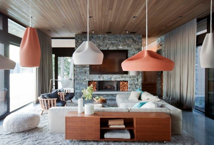 keramiska lampor-vardagsrum-hängande-lampor-ljusa fönster framsida hörnsoffa-grå-matta-pall-spis-soffbord-fåtölj