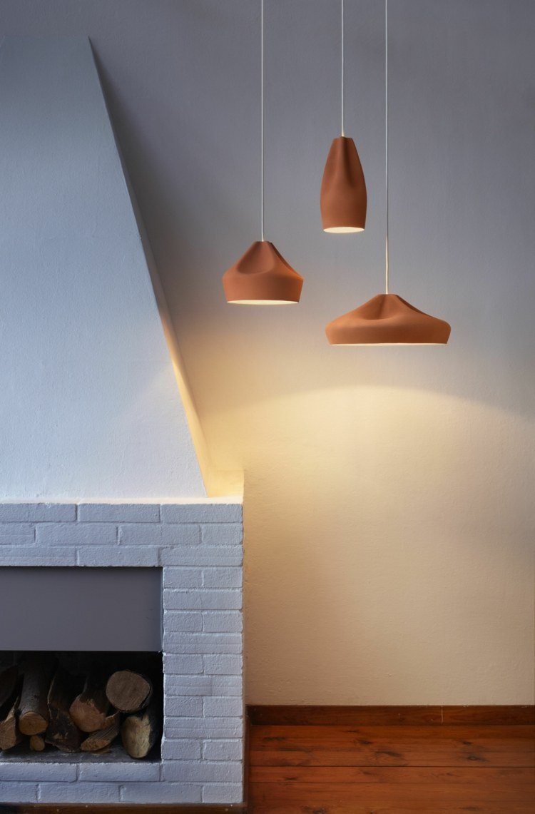 keramiska lampor-vardagsrum-öppen spis-vita-bitar av trähängande lampa-lampskärm-vägg-parkett-golv-färg-terrakotta