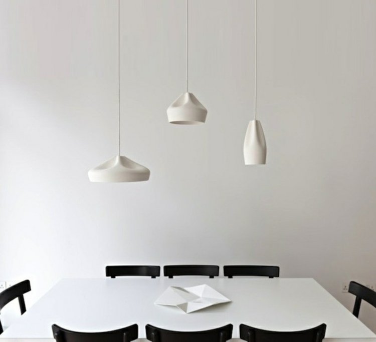 keramiska lampor-vit-hängande-lampa-emalj-veck-grupperade-former-matbord-stolar-trä-svart-kartong-vikt