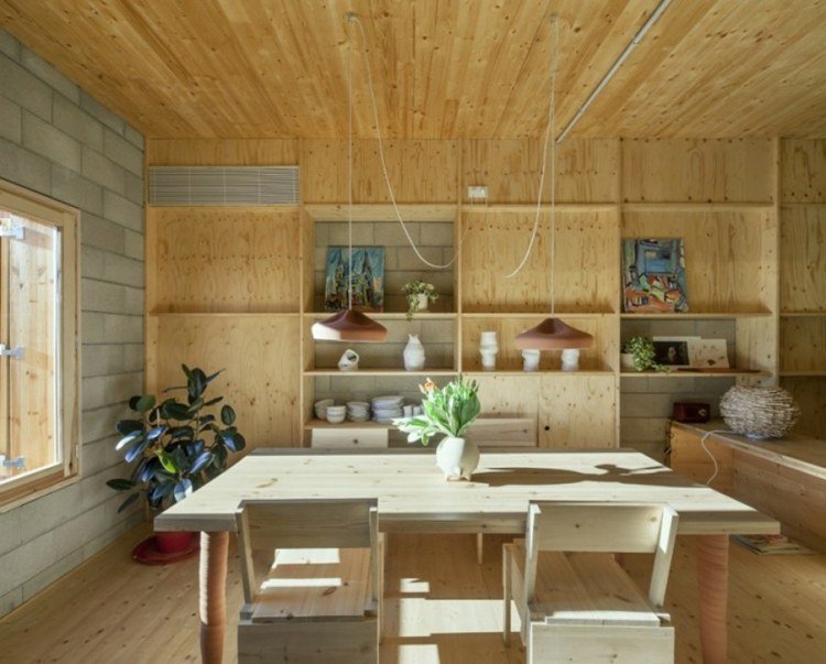 Keramiska lampor-vardagsrum-landstil-träpanel-hängande lampa-bord-stolar-krukväxt vägg-bänk