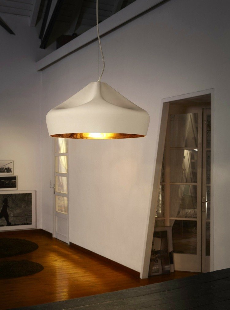 keramisk-lampa-hängande-lampa-vit-vik-belysning-led-inuti-guld-blad-beslag-bord-parkett-golv-dörr