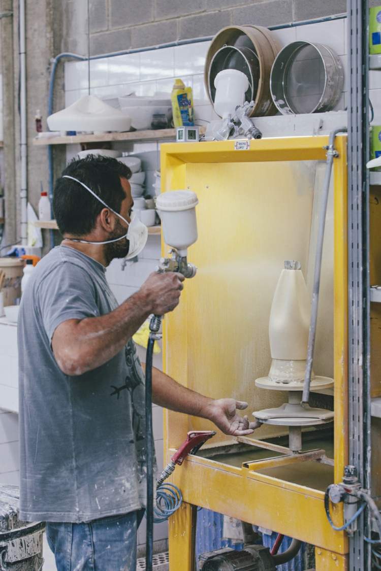 keramiska lampor-hängande lampor-form-vikningar-verkstad-arbetare-teknik-produktion-manuell arbets-färg-applikation