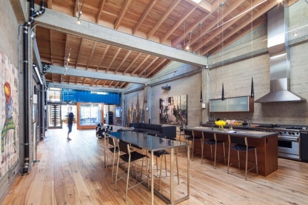 SF-Loft lägenhet-trä golv metall stolar