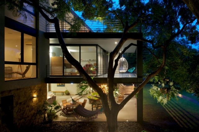 Modern villa med fönster-täckt terrass-lounge-områden-trädgård