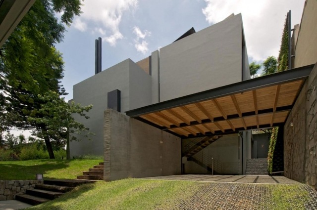 Samtida-nybyggda-villa-betong-öppen-utsikt-över-omgivande-grönområden