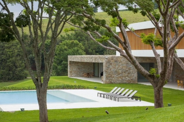 Residence-Itatiba-utomhuspool-rymlig-terrass-trädgård-grön