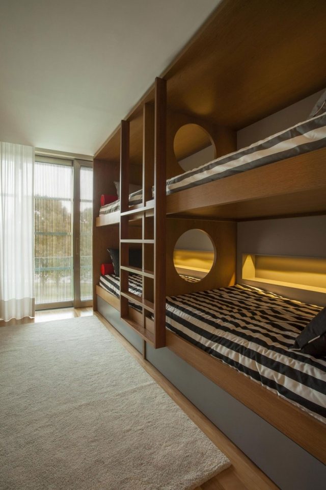 Barnrum-våningssängar-träram-moderna-sängkläder-remsor