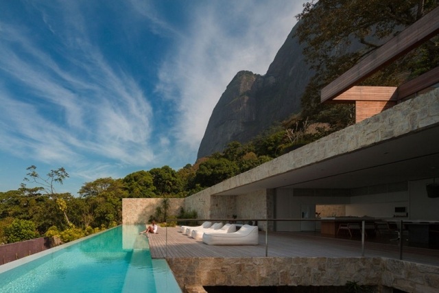 Lyx-villa-betong-konstruktion-högläge-infinity-pool-Al-Rio-de-Janeiro