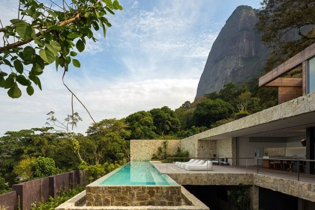 design-hus-med-infinity-pool-Rio-de-Janeiro-stenklädda väggar