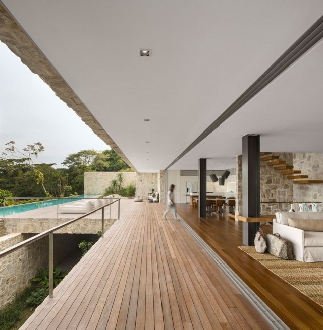 Modernt hus-med-ett-öppet-koncept-terrass-trä-klädda-sten-väggar-Medelhavet