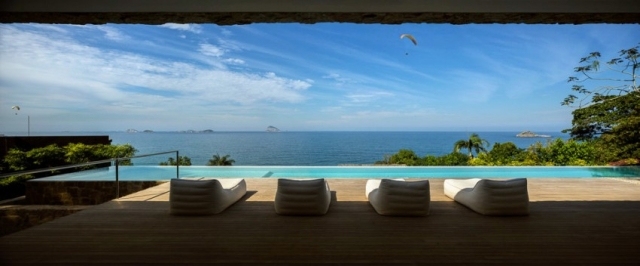 Rymlig terrass med havsutsikt-lounge-solstolar-pool