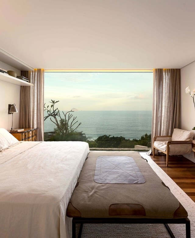 design-hus-i-hollywood-stil-sovrum-med-en-utsikt-över-Atlanten