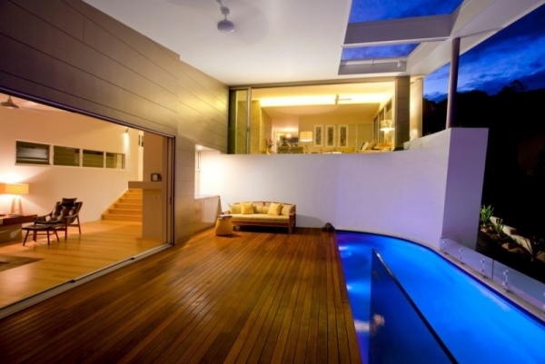 Pool design täckt vardagsrum utomhus