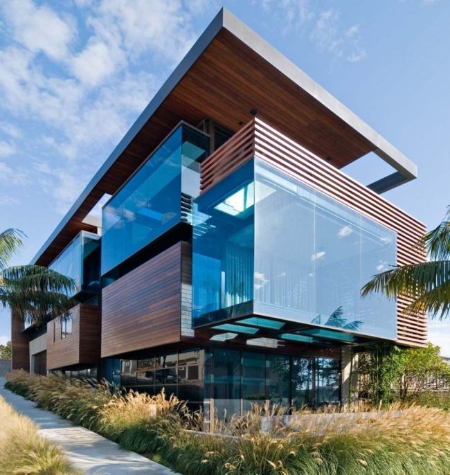 Husets moderna träfasad glasbeklädnad-erbjuder fantastisk havsutsikt