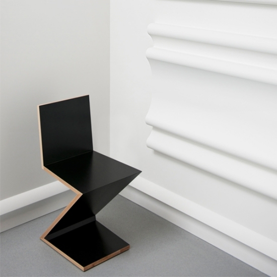 minimalistisk inredning stol design svart och vitt kantiga golvlister kantiga