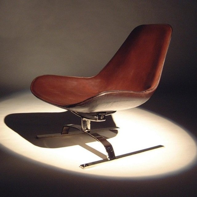 Isola-läder-svängbar-stol-KOI-klassisk-möbeldesign-organiskt formad-oval-ryggstöd