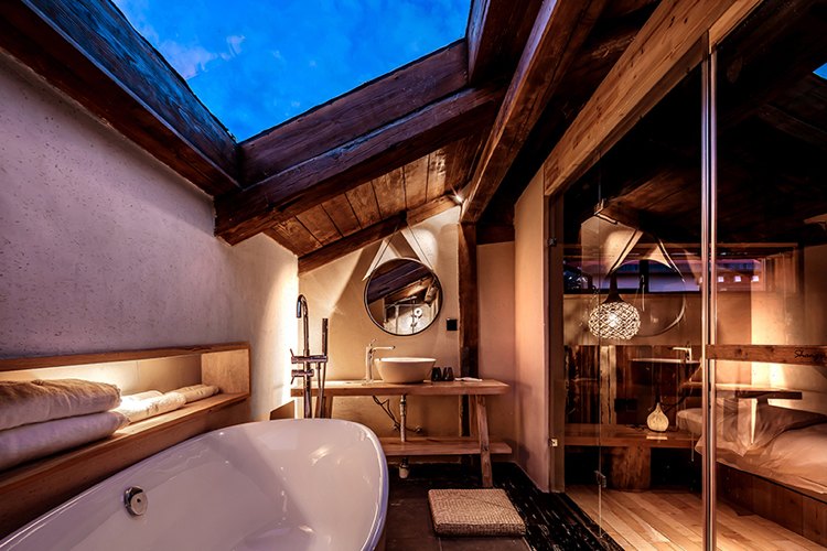 zen design badrum fristående badkar takfönster glasvägg