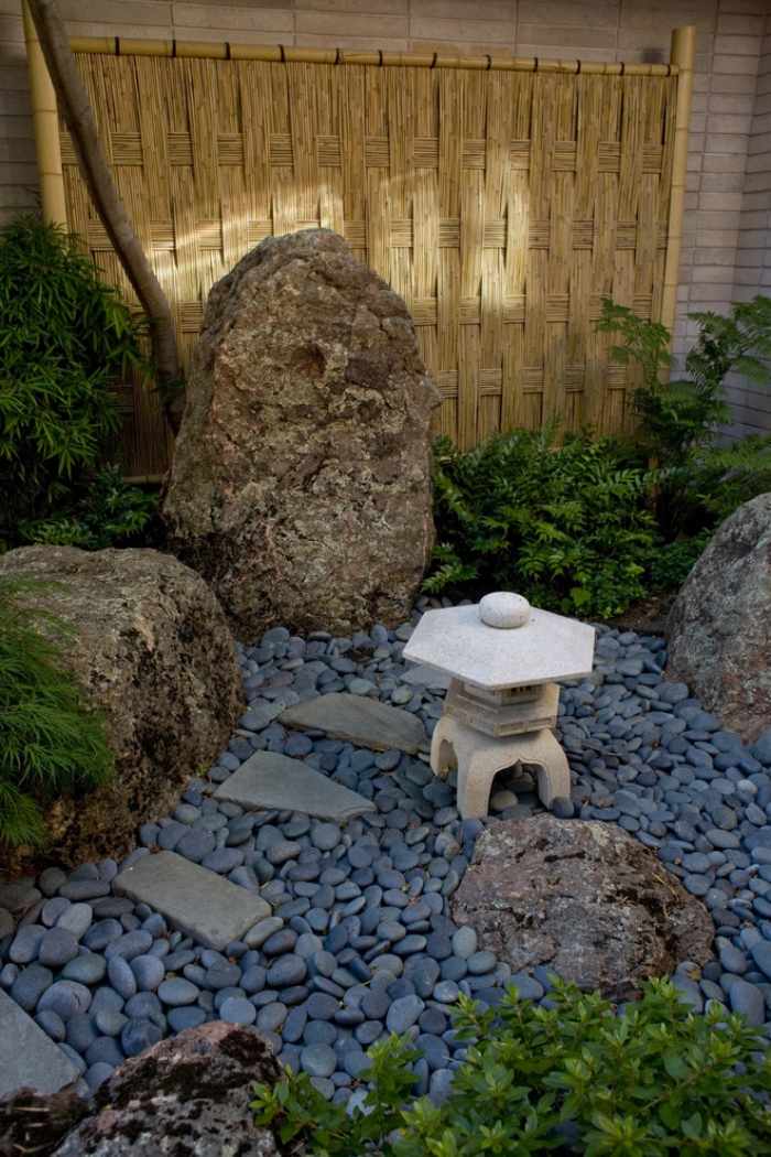 Zen-trädgård-växter-ormbunkar-bambu-flod-stenar-sten-staty