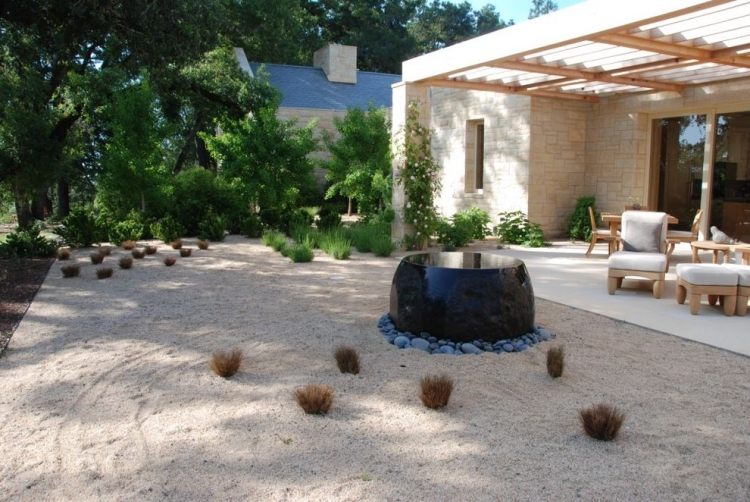 zen-trädgård-skapa-sand-vatten-funktion-svart-rund-fontän