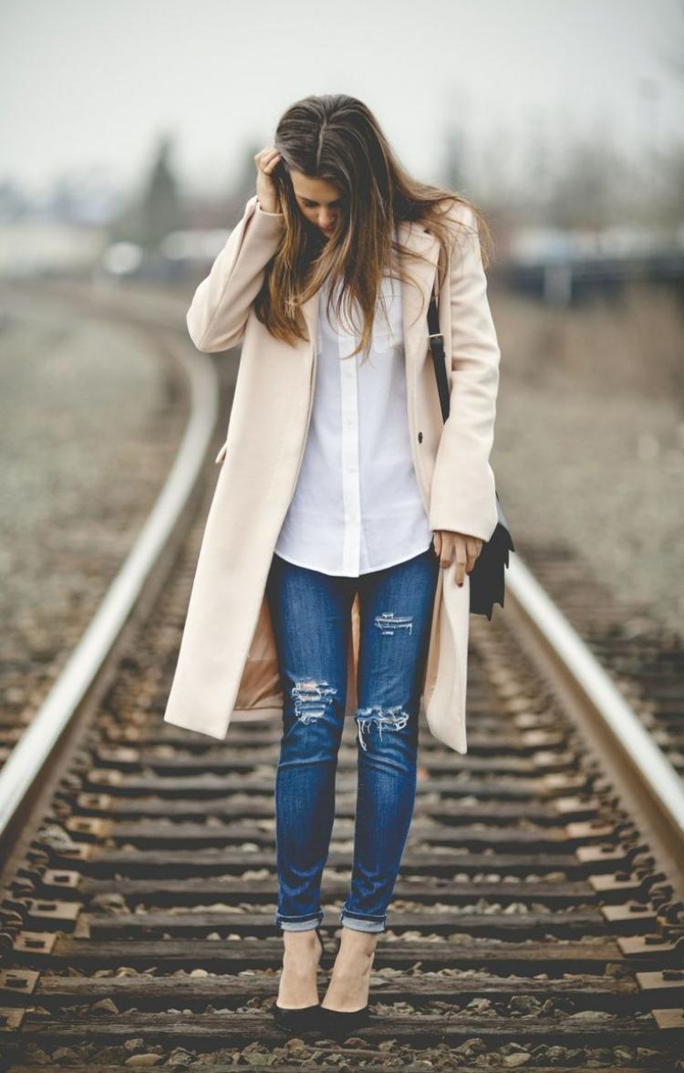 ripped-jeans-outfit-pumps-beige-coat-shirt