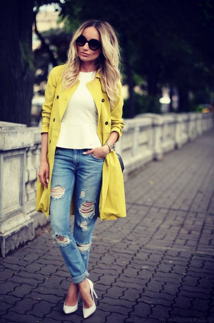 ripped jeans white pumps gul trenchcoat