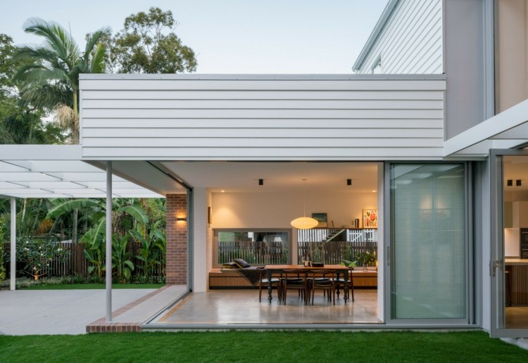 golv till tak glas främre innergård vit fasad ocksåenflower house australien