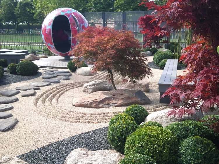 Prydnads-grus-i-trädgården-design-skulptur-stenar-art-buskar-träd-bank