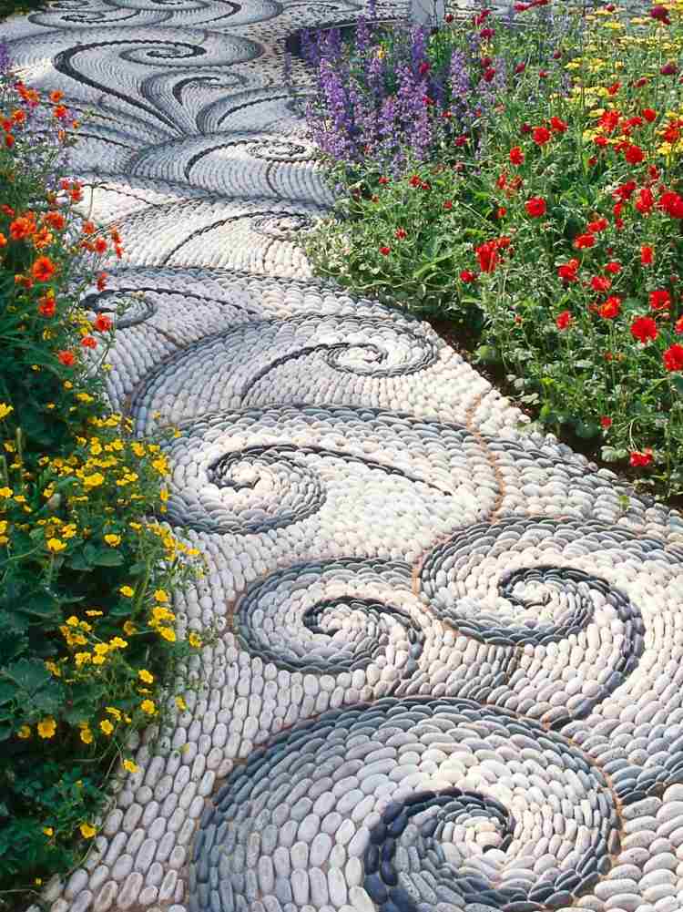 Dekorativ-grus-i-trädgården-design-färger-sand-mosaik-vit-grå-vågor